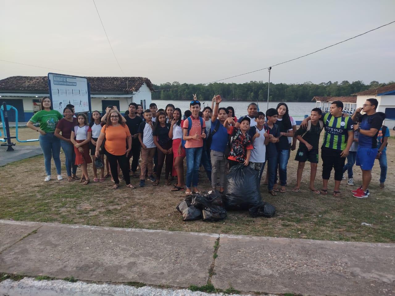 Limpeza na orla da vila de Cafezal, município de Magalhães Barata (PA)