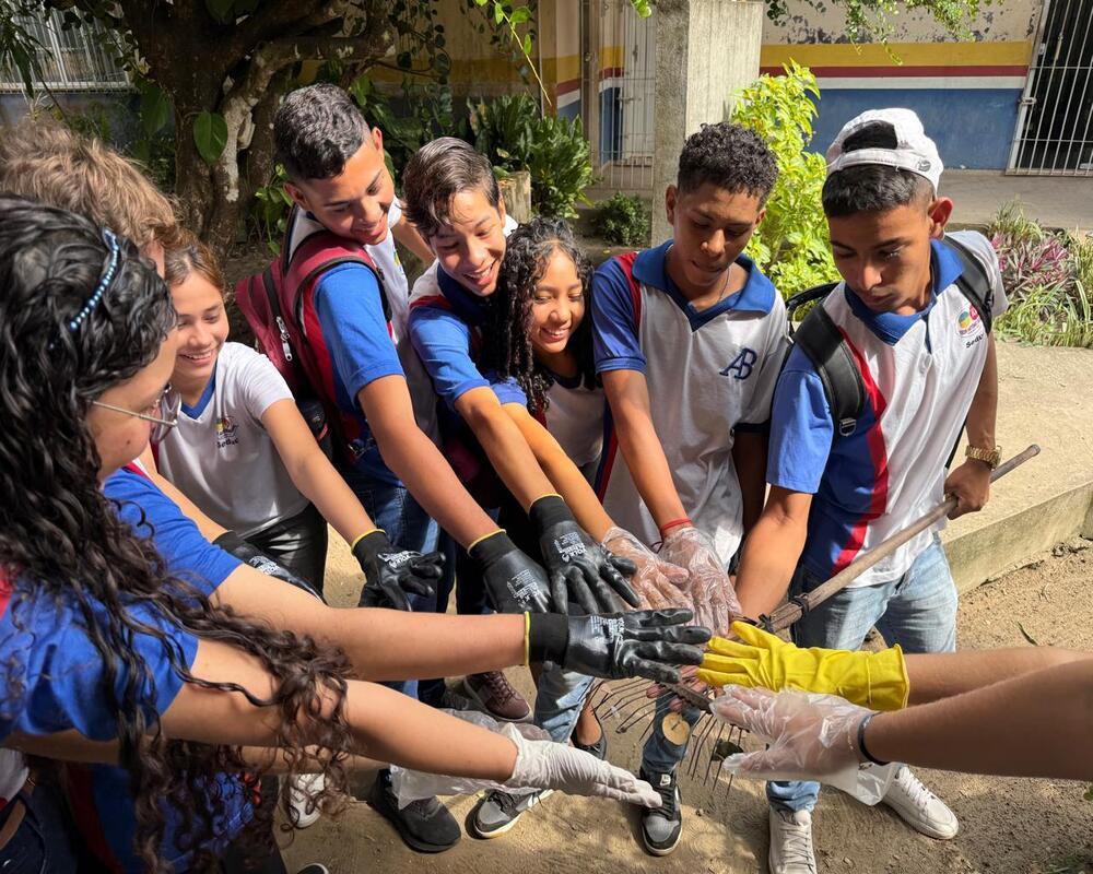 Mãos que cuidam: Mutirão de limpeza da Escola Antônio Brasil Mãos que cuidam: Mutirão de limpeza da Escola Antônio Brasil