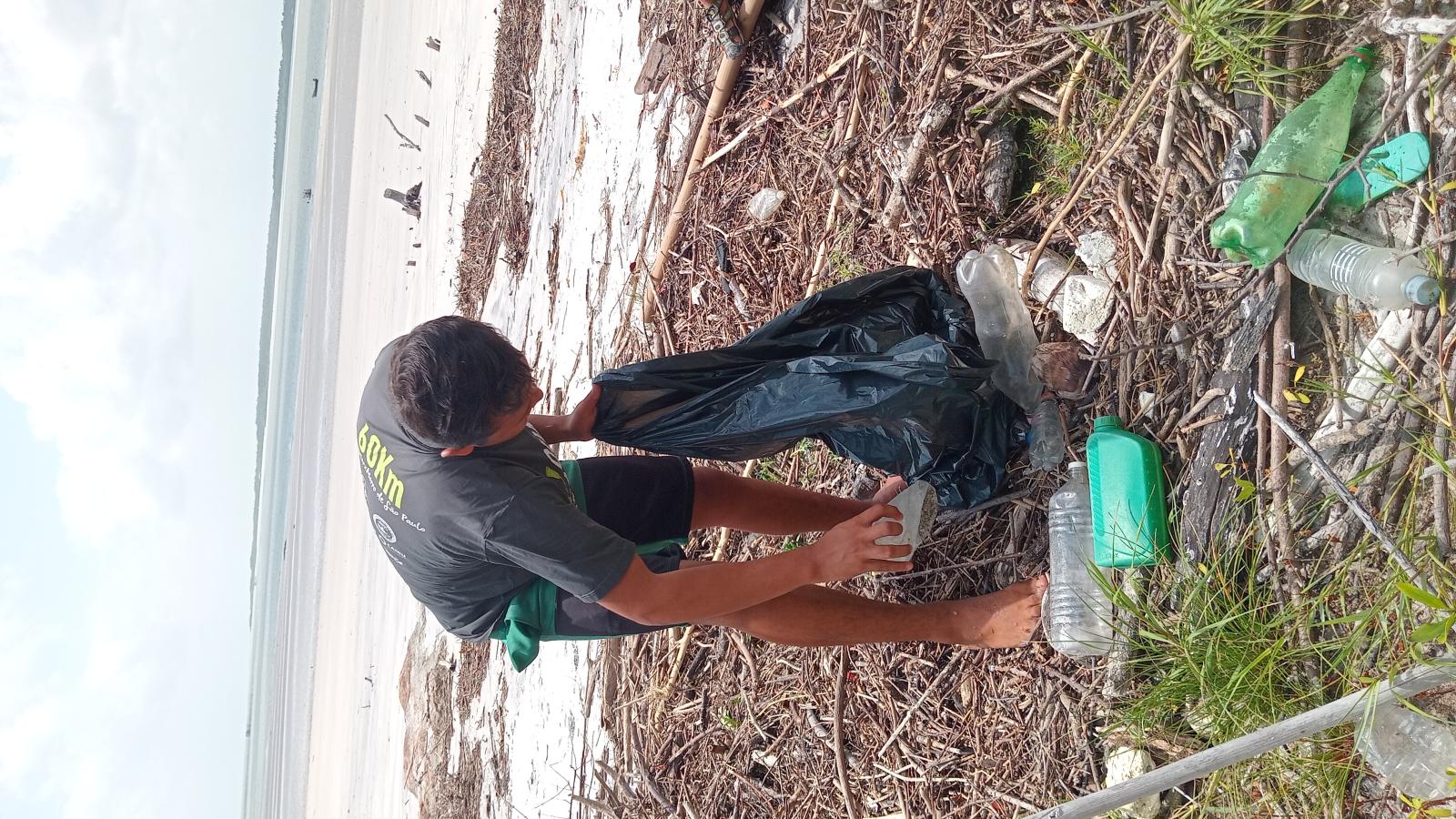 Multirão de limpeza na praia dos Pilões 