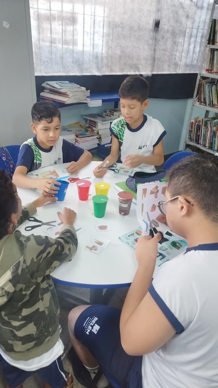 Práticas de Educação ambiental: trabalhando as cores da reciclagem e cuidando do nosso ambiente escolar. Práticas de Educação ambiental: trabalhando as cores da reciclagem e cuidando do nosso ambiente escolar.
