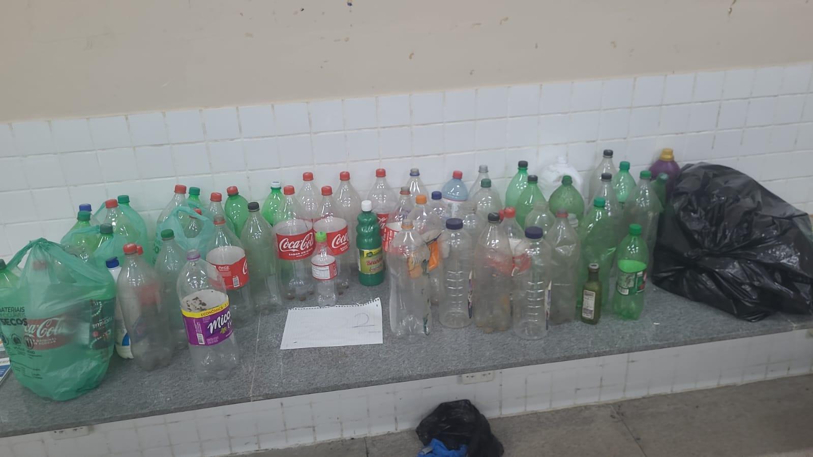 Organização das garrafas PET por turma