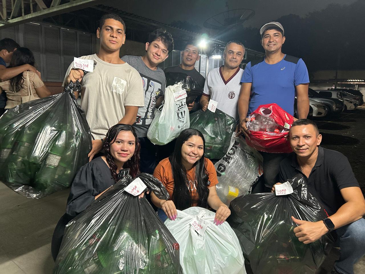 Brigadistas ambientais em ação na Marambaia