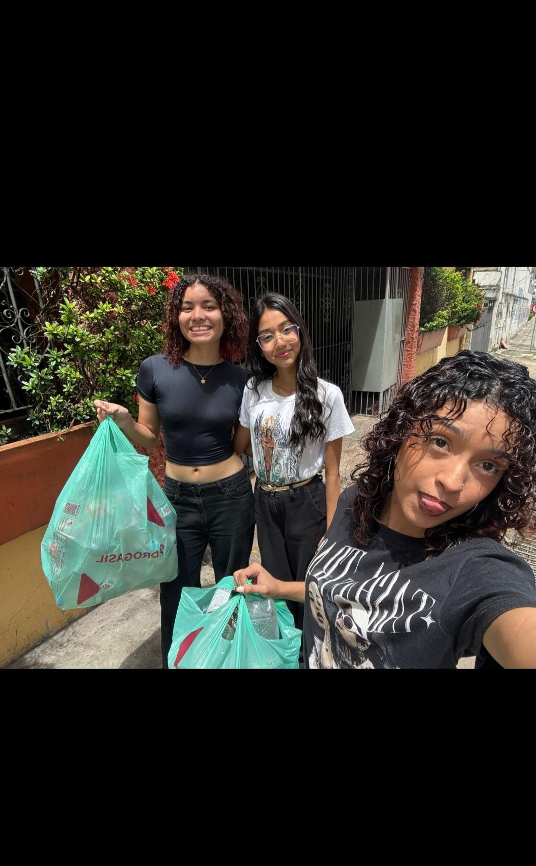 Escola Estadual Benjamin Constant - Alunas Lunna, Anna Carolina e Loany (turma 302) em ação de arrecadação de recipientes PET.