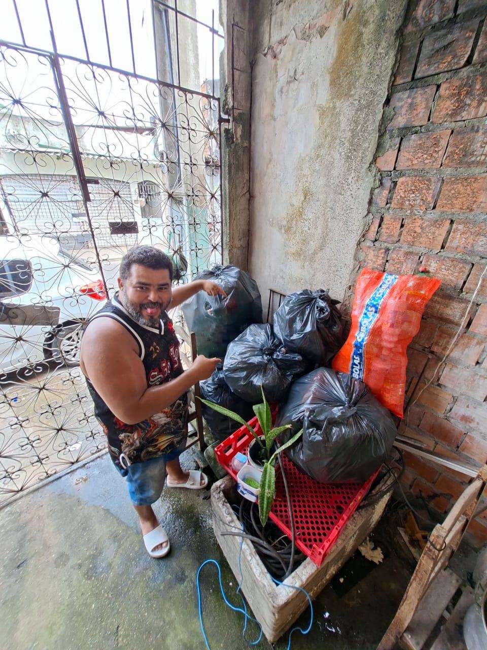 Escola Estadual Benjamin Constant - Ação de arrecadação no Bairro da Condor com a aluna Brigadista Hylana e seu pai Felix Araújo.